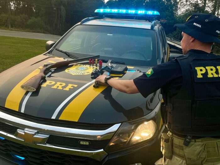 DUAS ESPINGARDAS SÃO ENCONTRADAS EM CAMINHONETE NA BR-277