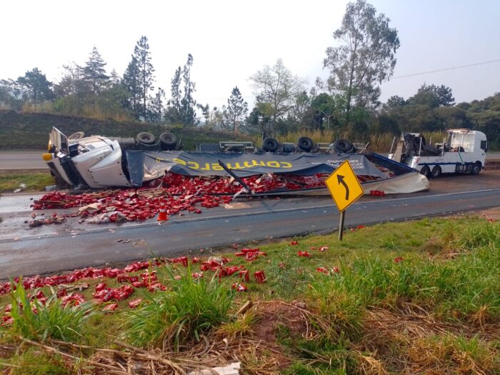 CAMINHÃO COM CAIXAS DE CERVEJA TOMBA NA PR-151 EM CASTRO