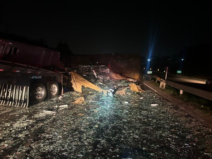 PISTA LIBERADA: ENGAVETAMENTO NA BR-277 ENVOLVENDO CINCO VEÍCULOS E UMA CARRETA CAUSOU INTERDIÇÃO NA RODOVIA PRÓXIMO À CURITIBA