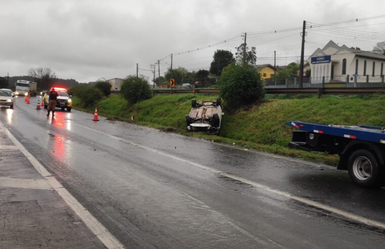VEÍCULO CAPOTA NA PR-151, PRÓXIMO A CARAMBEÍ