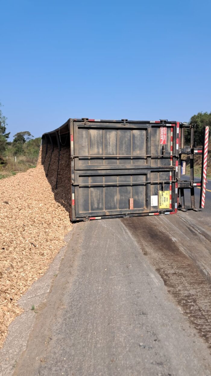 CARGA ESPALHADA PELA PISTA APÓS TOMBAMENTO DE CAMINHÃO