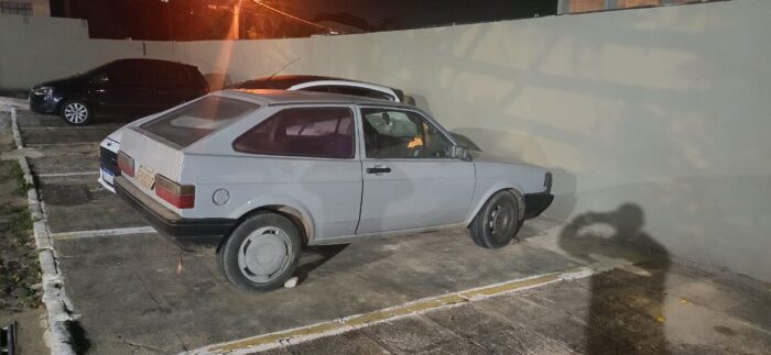 POLÍCIA RECUPERA VEÍCULO FURTADO E APREENDE MENORES COM DROGAS