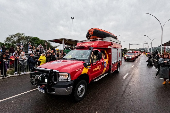 BOMBEIROS DO PARANÁ RECEBEM HOMENAGEM DO POVO GAÚCHO