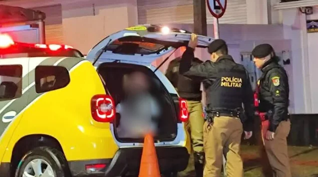 HOMEM É DETIDO APÓS QUEBRAR JANELAS E PORTA EM PONTA GROSSA