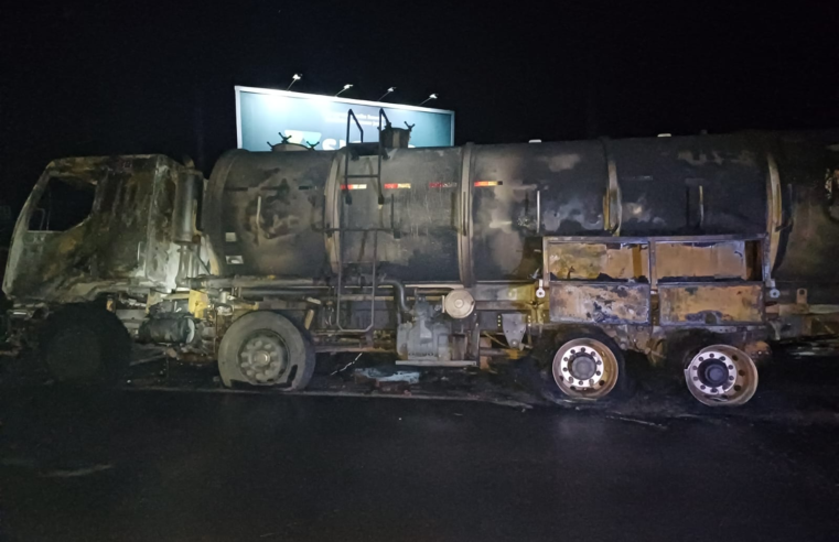 FOGO CONSOME CAMINHÃO NA BR-376 APÓS ESTOURO DE PNEU