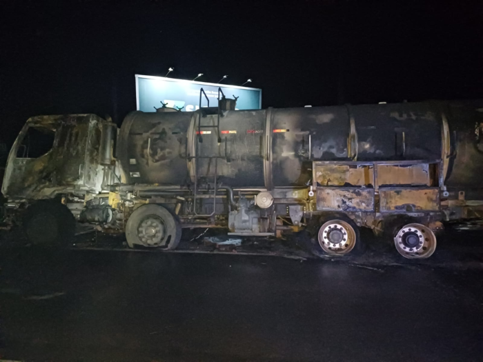 FOGO CONSOME CAMINHÃO NA BR-376 APÓS ESTOURO DE PNEU