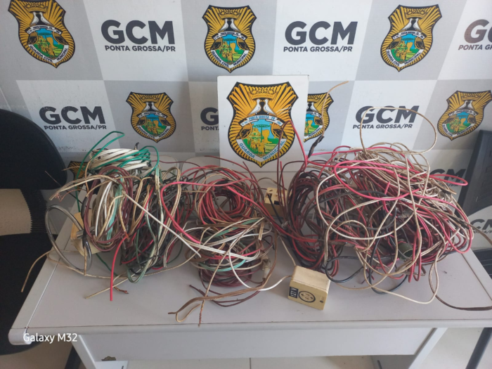 PRESO EM FLAGRANTE LADRÃO DE FIOS ELÉTRICOS APÓS PERSEGUIÇÃO NO CENTRO