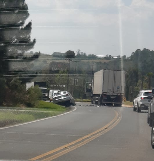 CARRO BATE EM CAMINHÃO E MOTORISTA MORRE PERTO DA SEDE CAMPESTRE DO CLUBE VERDE