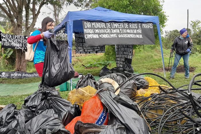 VOLUNTÁRIOS REALIZAM AÇÕES DE LIMPEZA EM RIOS E PRAIAS PARANAENSES