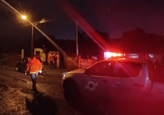 CHUVA CAUSA ALAGAMENTOS, DESTELHAMENTO E QUEDA DE MURO EM PONTA GROSSA