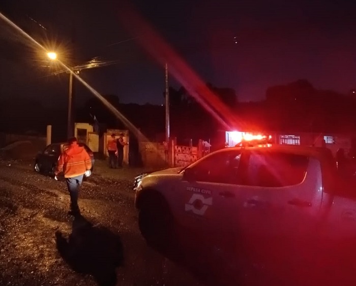 CHUVA CAUSA ALAGAMENTOS, DESTELHAMENTO E QUEDA DE MURO EM PONTA GROSSA