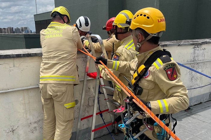 MULHER PENDURADA EM 9º ANDAR É RESGATADA PELOS BOMBEIROS