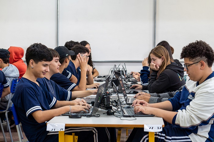 SECRETARIA DE EDUCAÇÃO ESTABELECE NOVOS CRITÉRIOS PARA USO DO CELULAR NA ESCOLA