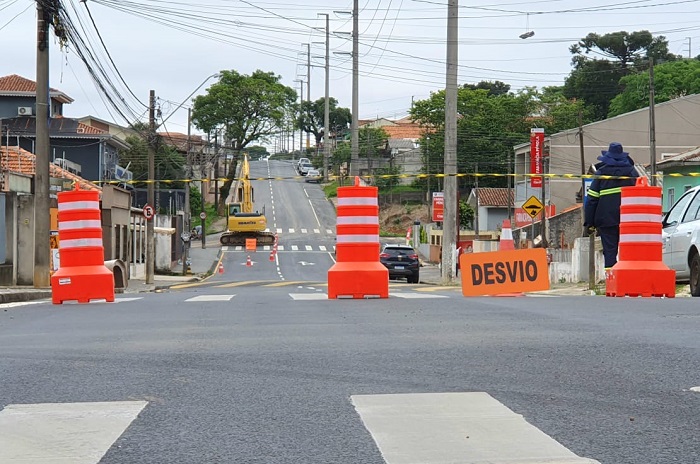 OBRAS EM GALERIA PLUVIAL CAUSAM BLOQUEIO NA RUA AFONSO CELSO