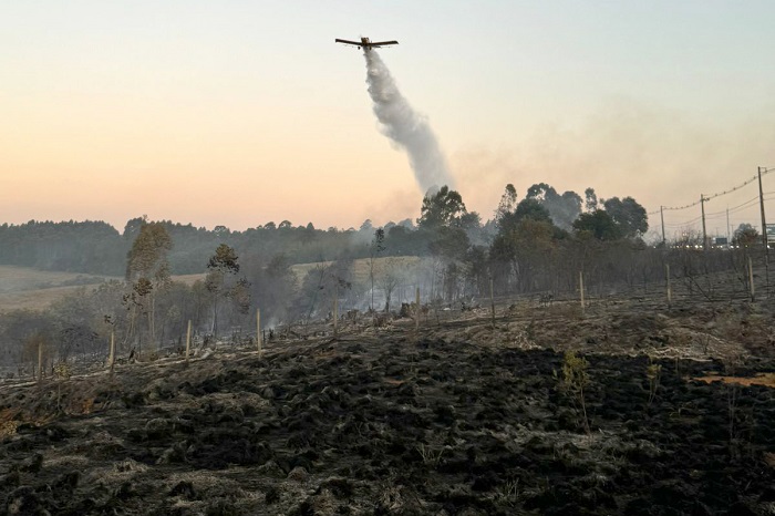 AVIÕES REFORÇAM COMBATE A DOIS INCÊNDIOS EM PONTA GROSSA