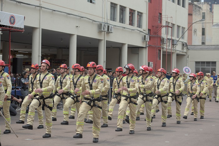CORPO DE BOMBEIROS DO PARANÁ FESTEJA 112 ANOS COM DESFILE E NOVAS VIATURAS