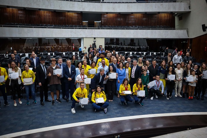 ASSEMBLEIA HOMENAGEIA PARANAENSES QUE DISPUTARAM OS JOGOS DE PARIS