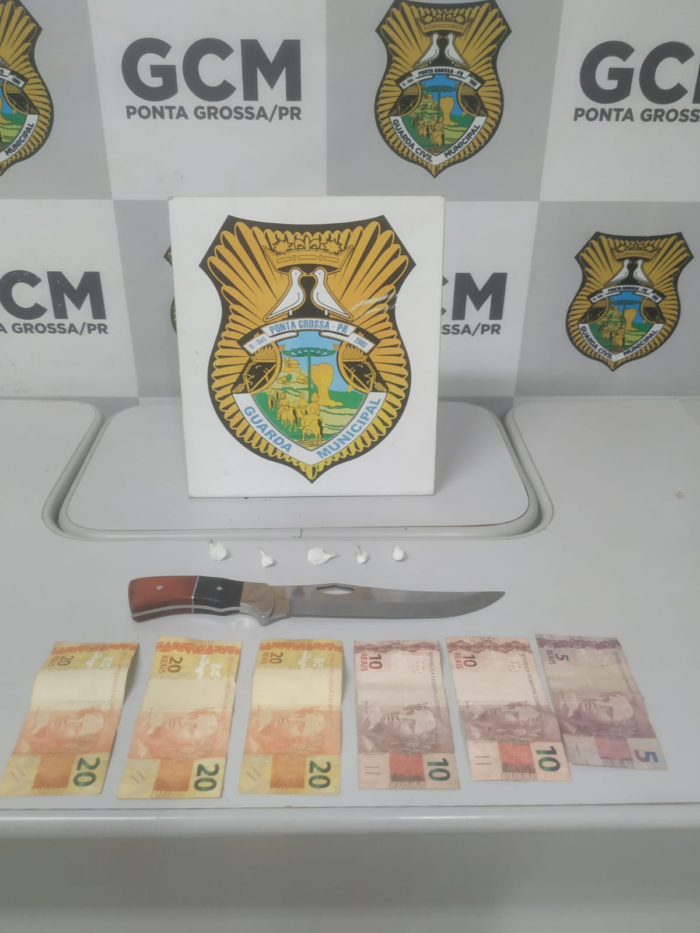 JOVEM É PRESO COM FACA E DROGAS EM PATRULHAMENTO NO CARÁ-CARÁ