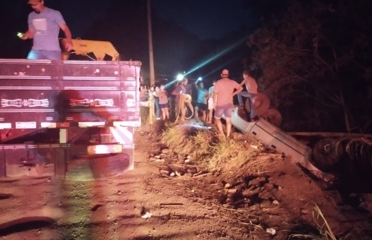 CAMIONETE CAPOTA NA PR-160 E DEIXA UM FERIDO