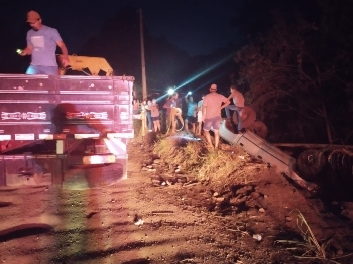 CAMIONETE CAPOTA NA PR-160 E DEIXA UM FERIDO