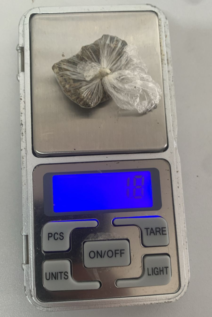 HOMEM COM TORNOZELEIRA ELETRÔNICA É PRESO COM DROGAS