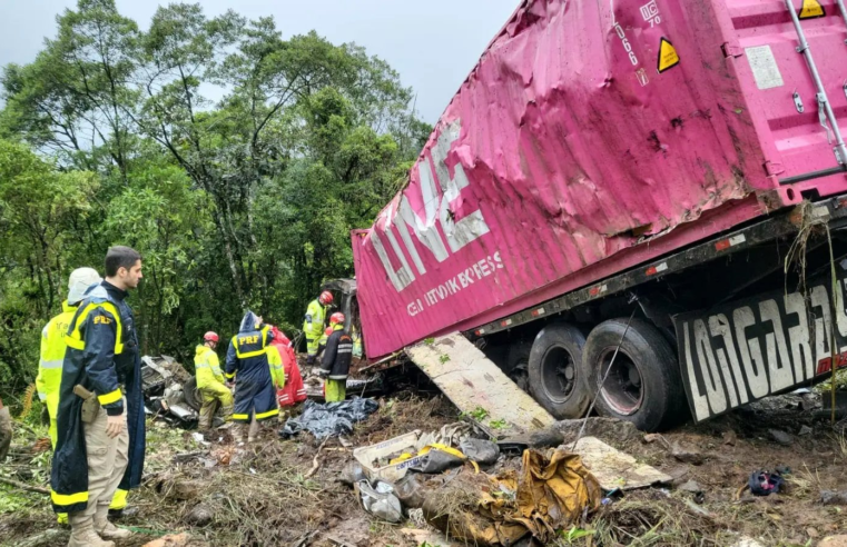 TRAGÉDIA NA BR-376 : VAN COM ATLETAS E COMISSÃO TÉCNICA SE ENVOLVE EM ACIDENTE COM 9 MORTOS