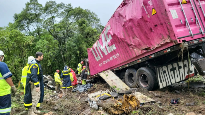 TRAGÉDIA NA BR-376 : VAN COM ATLETAS E COMISSÃO TÉCNICA SE ENVOLVE EM ACIDENTE COM 9 MORTOS