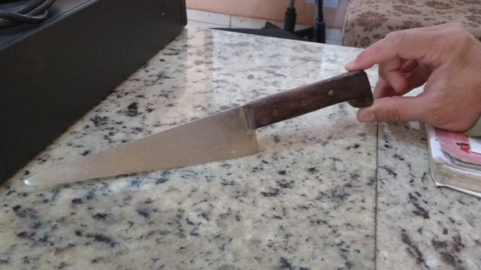 HOMEM ARMADO COM FACA AMEAÇA PEDESTRES