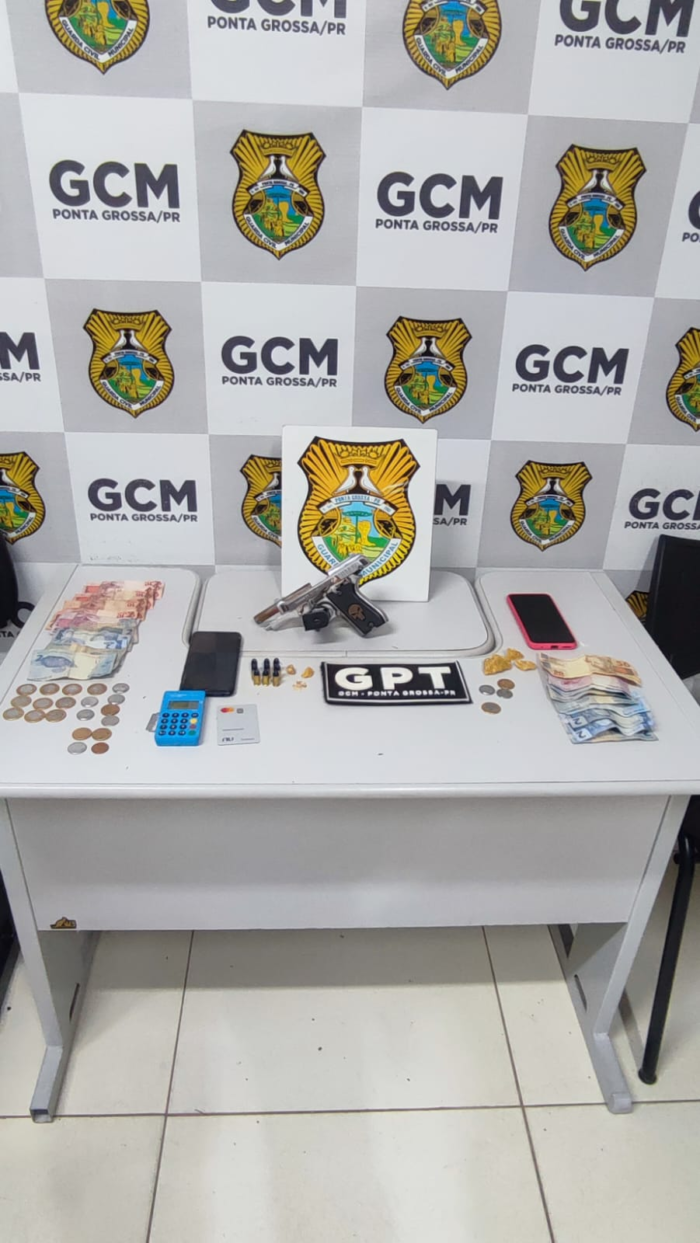 DOIS HOMENS SÃO PRESOS POR TRÁFICO DE DROGAS E PORTE ILEGAL DE ARMA