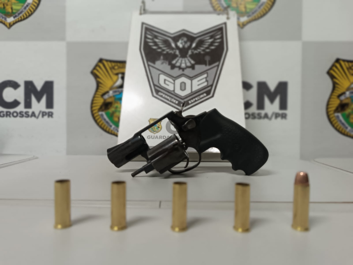 HOMEM É DETIDO APÓS DISPARAR ARMA DE FOGO EM VIA PÚBLICA