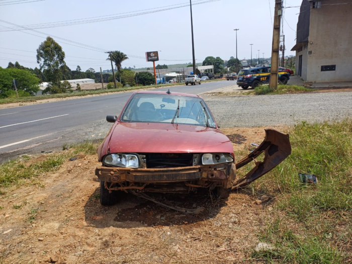 MOTORISTA SEM HABILITAÇÃO E ALCOOLIZADO CAPOTA CARRO NA BR-376
