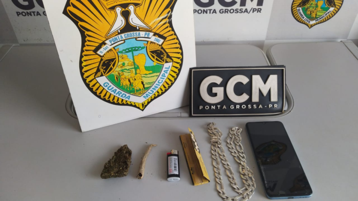 HOMEM É FLAGRADO COM MACONHA EM PRAÇA DE PONTA GROSSA
