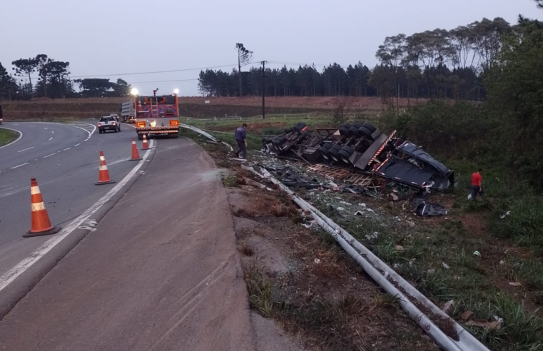 CAMINHÃO TOMBA NA PR-151 E CONDUTOR MORRE