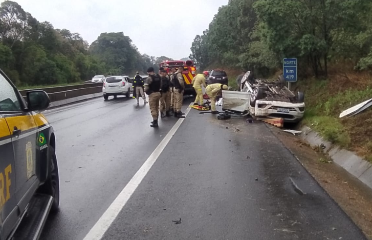 CARRO DA PREFEITURA DE TELÊMACO BORBA CAPOTA NA BR-376 E DEIXA QUATRO FERIDOS