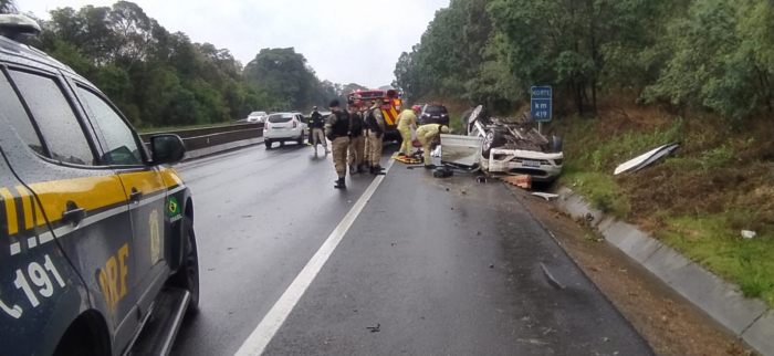 CARRO DA PREFEITURA DE TELÊMACO BORBA CAPOTA NA BR-376 E DEIXA QUATRO FERIDOS