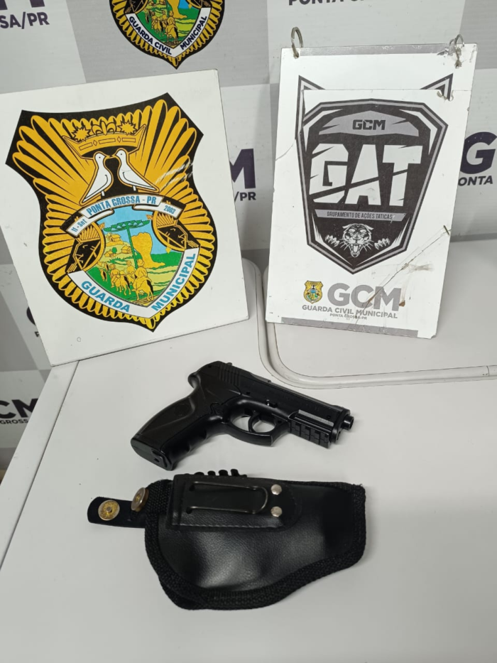 RÉPLICA DE ARMA DE FOGO (AIRSOFT) É ENCONTRADA NA CASA DE AGRESSOR