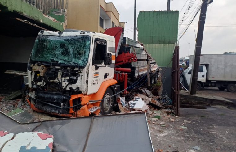 CAMINHÃO BATE EM CARROS EM ESTABELECIMENTO COMERCIAL NA BR-376( AGORA A POUCO)