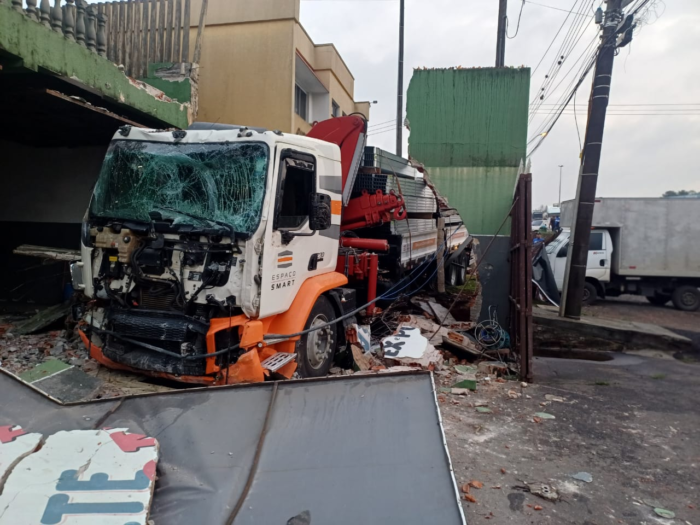CAMINHÃO BATE EM CARROS EM ESTABELECIMENTO COMERCIAL NA BR-376( AGORA A POUCO)