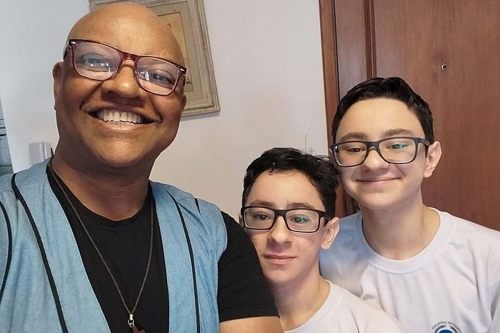 ESTADO HOMENAGEIA PROFESSORES DE ALUNOS QUE NÃO PODEM IR À ESCOLA
