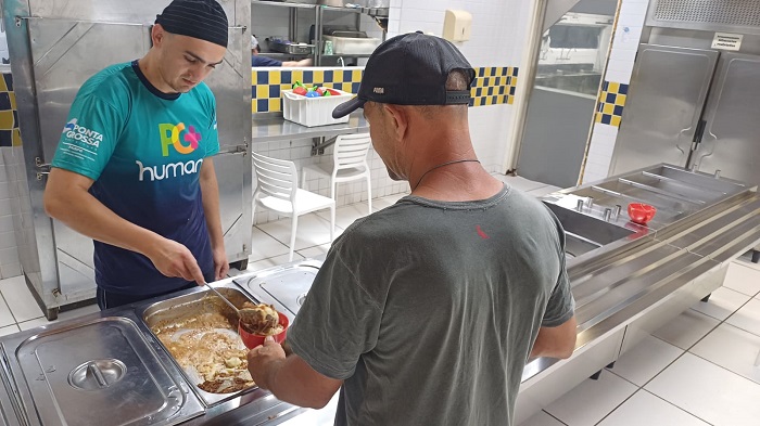 RESTAURANTE POPULAR ALTERA JANTAR PARA PESSOAS EM SITUAÇÃO DE RUA