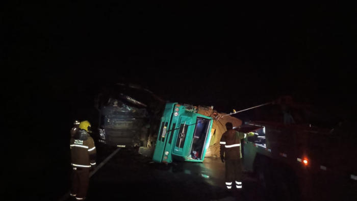 TRÊS CAMINHÕES SE ENVOLVEM EM GRAVE ACIDENTE NA BR-376 E CAUSAM INTERDIÇÃO TOTAL PONTA GROSSA X CURITIBA