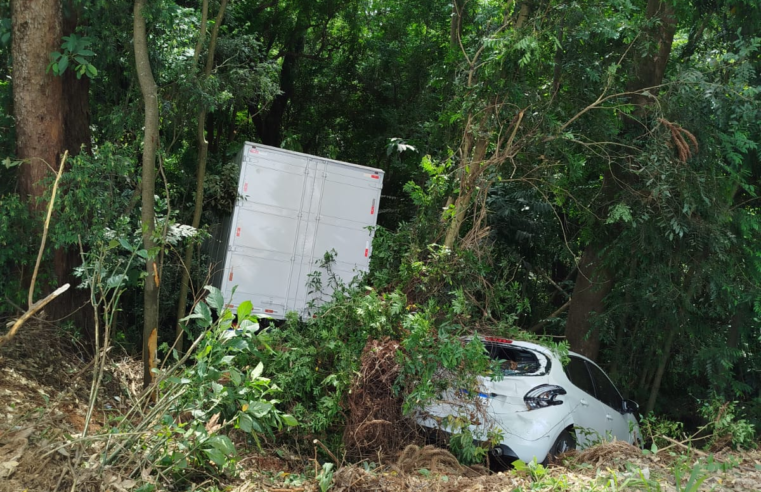 VEÍCULO DESCE LADEIRA, INVADE CALÇADA E ATINGE OUTROS CARROS