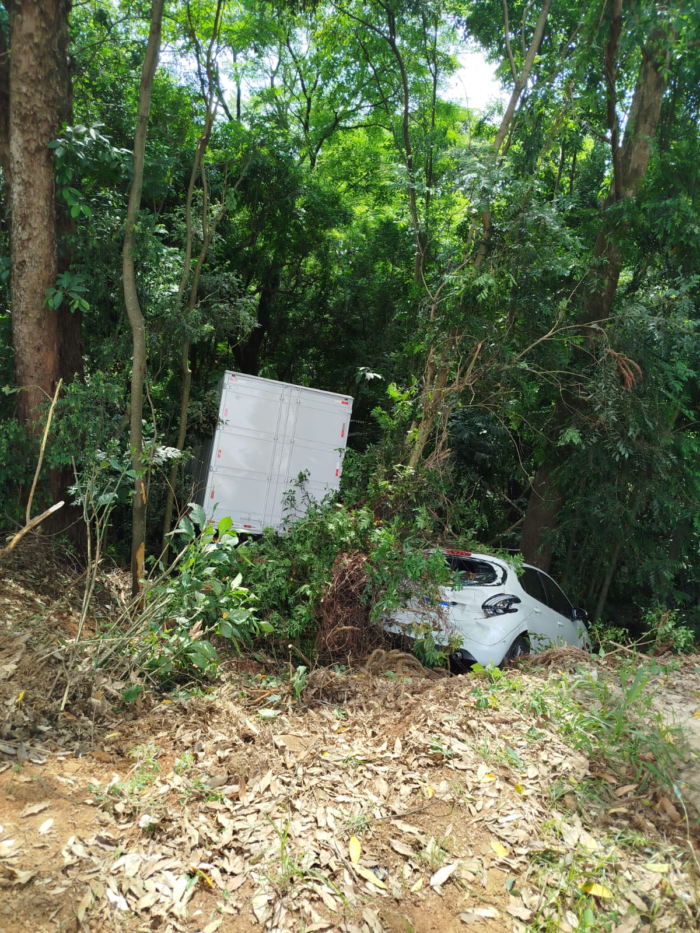 VEÍCULO DESCE LADEIRA, INVADE CALÇADA E ATINGE OUTROS CARROS