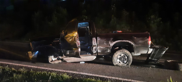 CAMINHONETE SAI DA PISTA E CAPOTA NA PR-151; MOTORISTA FICA FERIDO