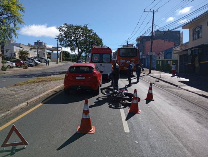 MOTOCICLISTA SE ENVOLVE EM COLISÃO COMPLEXA NA AVENIDA VISCONDE DE TAUNAY E É HOSPITALIZADO