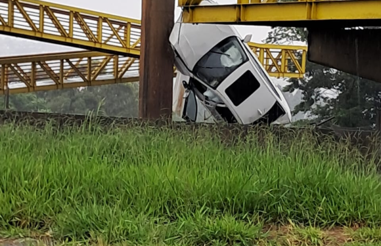 BMW CAPOTA E ATINGE ANTEPARO NA BR-376 EM PONTA GROSSA