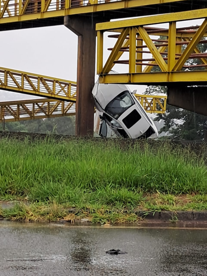 BMW CAPOTA E ATINGE ANTEPARO NA BR-376 EM PONTA GROSSA