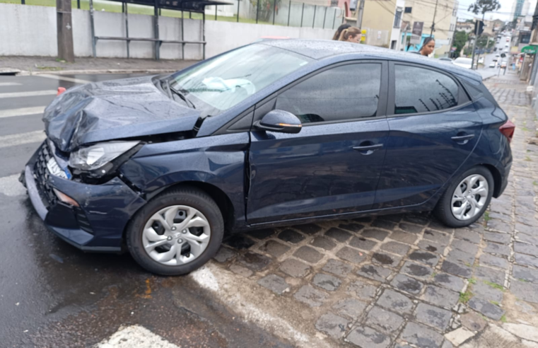 COLISÃO ENTRE CARROS CAUSA TRANSTORNOS NO CRUZAMENTO DA SANTOS DUMONT COM A COMENDADOR MIRÓ