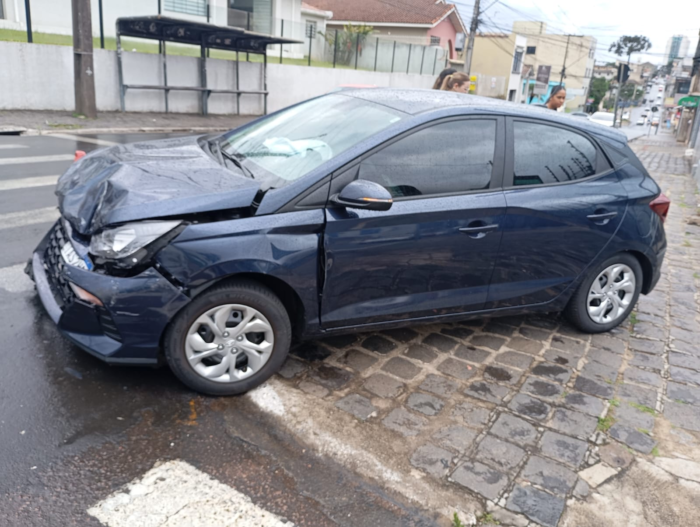 COLISÃO ENTRE CARROS CAUSA TRANSTORNOS NO CRUZAMENTO DA SANTOS DUMONT COM A COMENDADOR MIRÓ