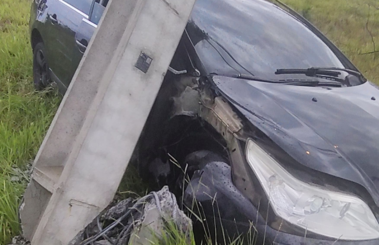 CARRO DESLIZA NA CHUVA E BATE EM POSTE NA RUA RIO CAVERNOSO